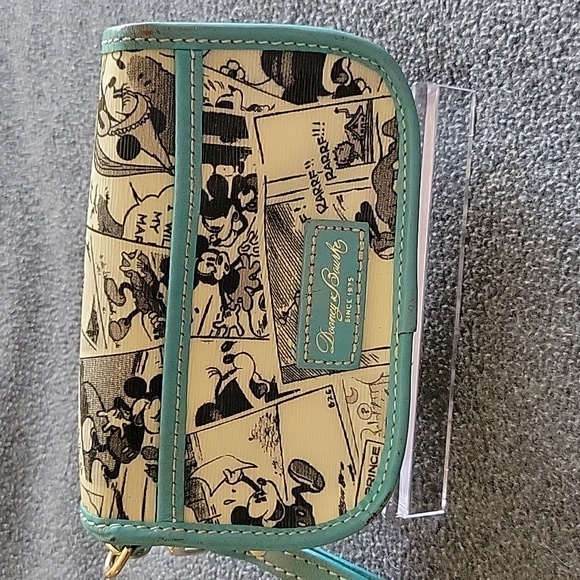 Dooney & Bourke Disney collab very rare wristlet, black & white newspaper print - Picture 3 of 8